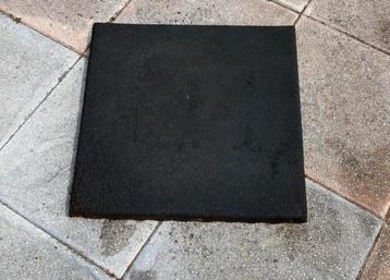 Rubberen tegels ca 50x50x3,5 speeltoestel stal  ruim 12m2 beschikbaar voor biedingen