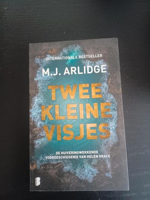 M.J. Arlidge - Twee kleine visjes, Boeken, Thrillers, Zo goed als nieuw, Ophalen of Verzenden