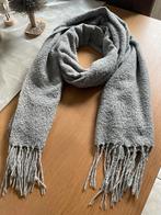 Grijze sjaal, Enlèvement ou Envoi, Porté, Écharpe