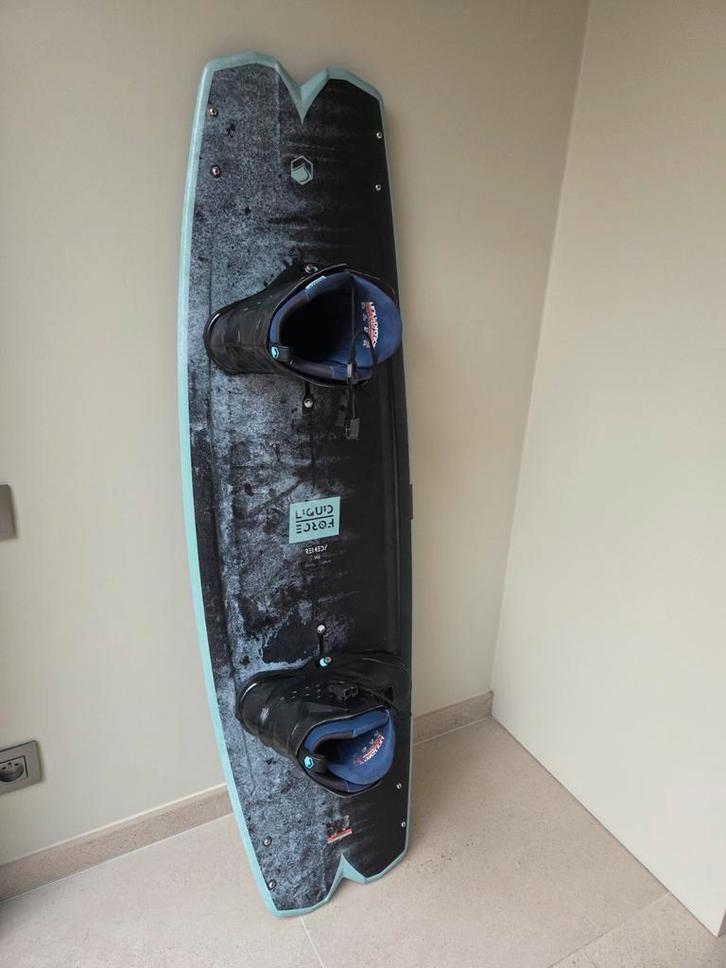 Wakeboard liquid force 142 voor achter boot, Sports nautiques & Bateaux, Wakeboard, Planche, Enlèvement