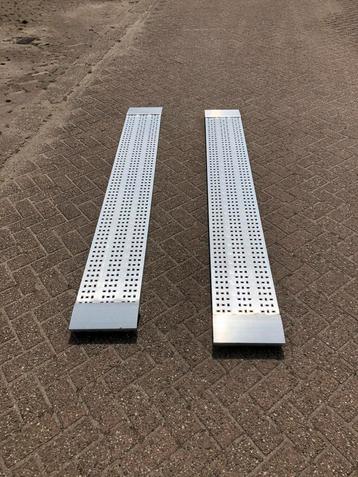 Nieuwe aluminium oprijplaten 244x30 1700kg per set rijplaten beschikbaar voor biedingen