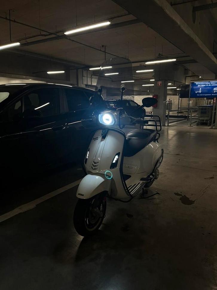 Vespa sprint a klasse, Fietsen en Brommers, Snorfietsen en Snorscooters, Zo goed als nieuw, Vespa, Benzine, Ophalen