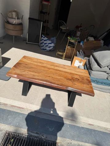Houten salontafel beschikbaar voor biedingen