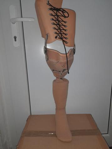 Nouvelle prothese sous genoux de jambe droite 