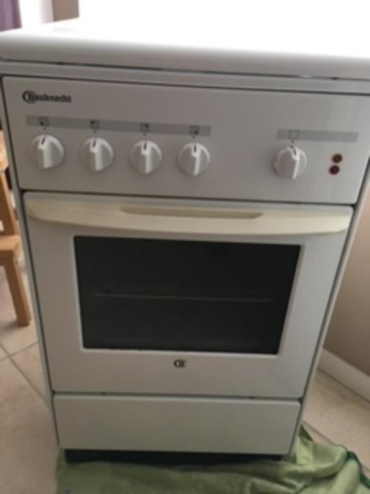 Elektrisch kookvuur met oven Bauknecht, Elektronische apparatuur, Fornuizen, Gebruikt, Vrijstaand, Elektrisch, 4 kookzones, 85 tot 90 cm