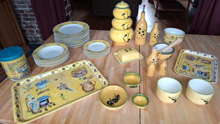 Ensemble de vaisselle au décor "Provençal", Maison & Meubles, Cuisine | Vaisselle, Comme neuf, Autres types, Autres styles, Céramique