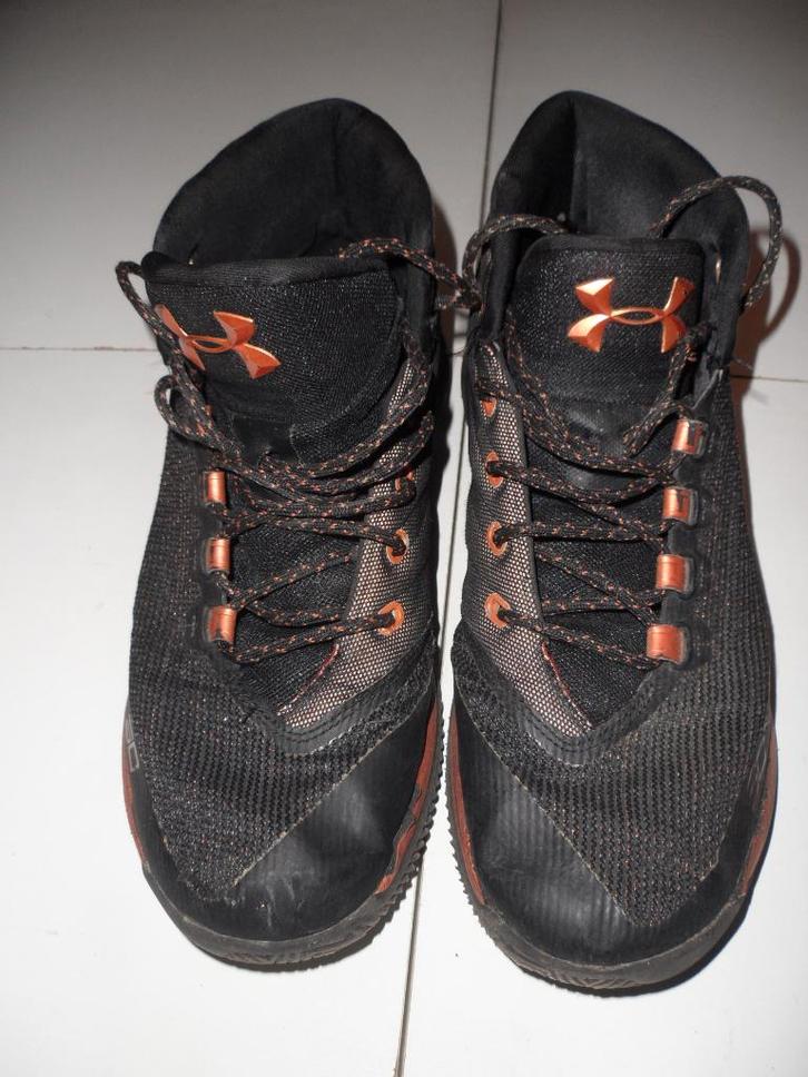 Basket haute Under Armour pointure 43, Sports & Fitness, Course, Jogging & Athlétisme, Utilisé, Enlèvement ou Envoi