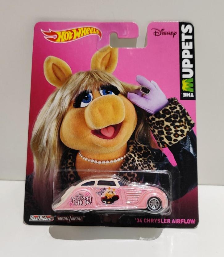 Hot Wheels Muppets '34 Chrysler Airflow Miss Piggy (2015), Hobby en Vrije tijd, Modelauto's | Overige schalen, Ophalen of Verzenden