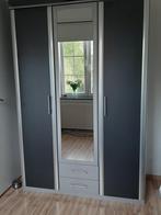 Drie deurs kledingkast grijs met spiegel, 150 tot 200 cm, 150 tot 200 cm, Gebruikt, Met hangruimte