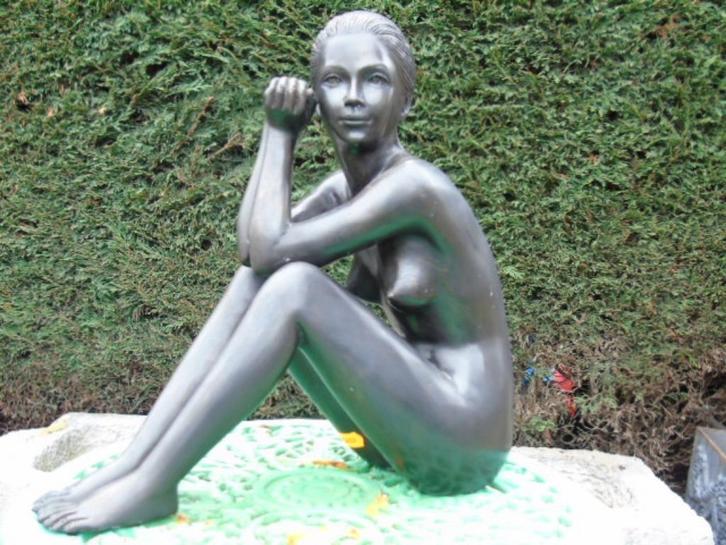 Naakte vrouw zit met 2 handen tegen elkaar in een bronzen pe, Tuin en Terras, Tuinbeelden, Nieuw, Mensenbeeld, Overige materialen
