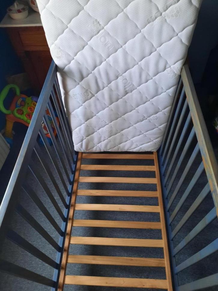 KOOIBED VOOR BABY'S EN JONGE KINDEREN, Kinderen en Baby's, Kinderkamer | Bedden, Zo goed als nieuw, Lattenbodem, Matras, Ophalen