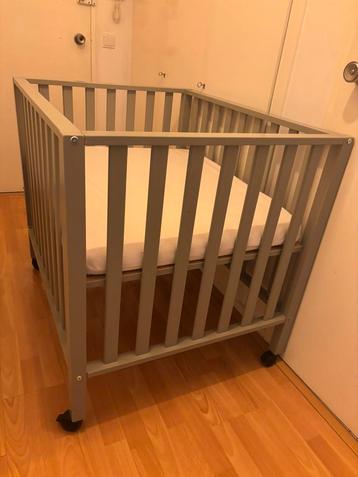 Coffret de parc pour bébé avec matelas et roulettes, Enlèvement, Comme neuf, Rectangulaire, Roulettes