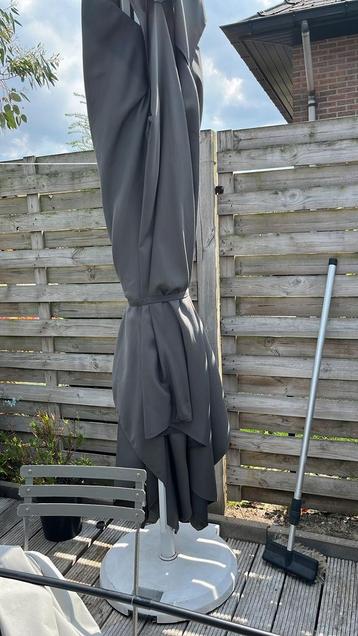 Alu-parasol beschikbaar voor biedingen