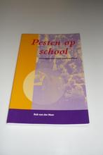 Pesten op school, Ophalen of Verzenden, Zo goed als nieuw