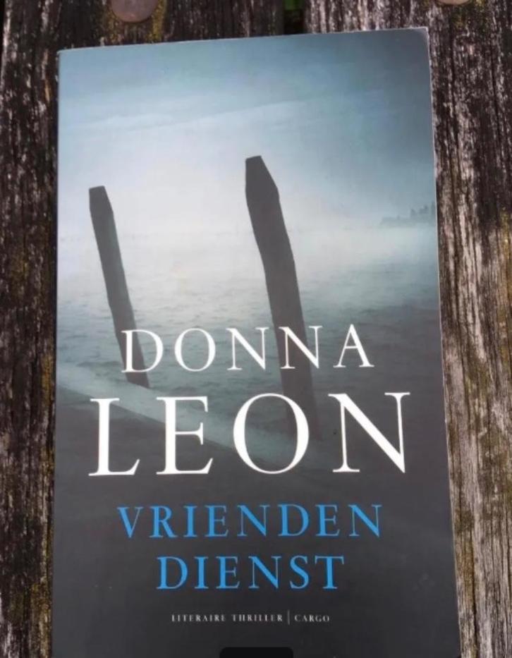 Thriller van Donna Leon “Vriendendienst”, Boeken, Thrillers, Gelezen, Europa overig, Ophalen of Verzenden