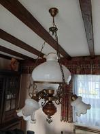 Luchter met 3 witte glazen lampekapjes en centrale lamp, Huis en Inrichting, Lampen | Kroonluchters, Ophalen, Gebruikt, Glas, Retro