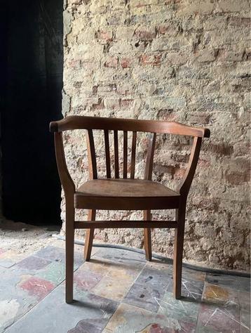 Oude bureaustoel. beschikbaar voor biedingen