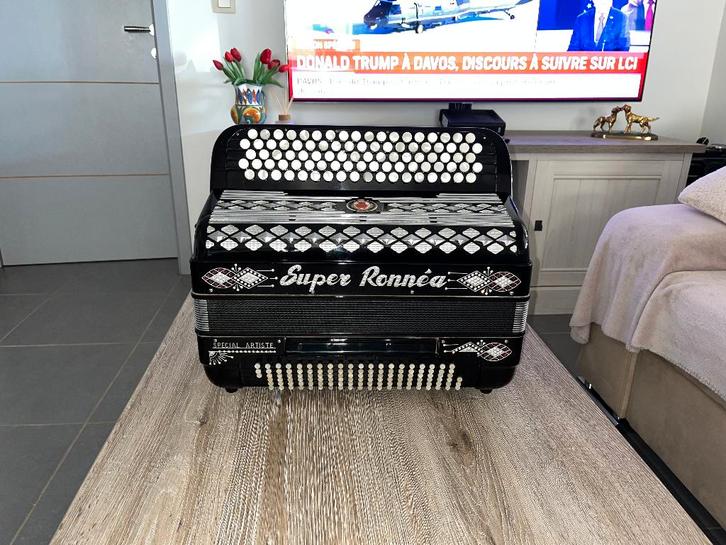 Machtige goede en zeer mooie Super Ronnéa accordeon, Muziek en Instrumenten, Accordeons, Zo goed als nieuw, Knopaccordeon, 120-bas