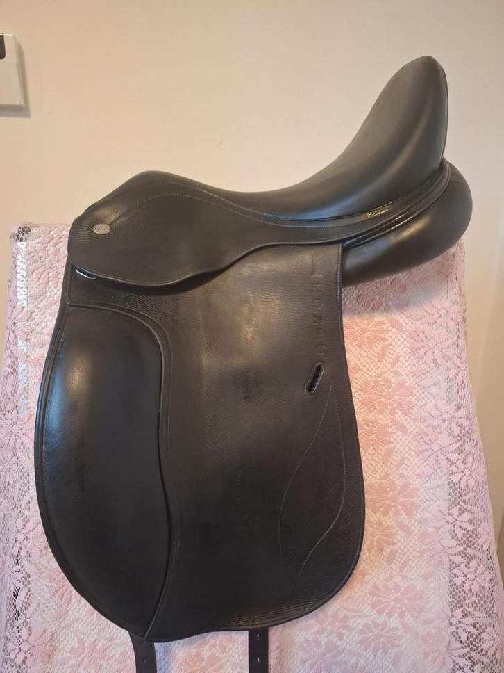 Ikonic Pro Line dressuurzadel 18 inch, Dieren en Toebehoren, Paarden en Pony's | Zadels, Ophalen
