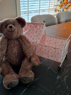 Mooie oude beer met metalen bedje, Verzamelen, Beren en Cherished Teddies, Ophalen of Verzenden