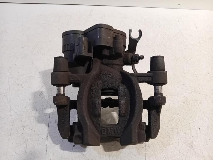 REMKLAUW RECHTS ACHTER BMW X1 (F48) (34206883034), Auto-onderdelen, Remmen en Aandrijving, BMW, Gebruikt