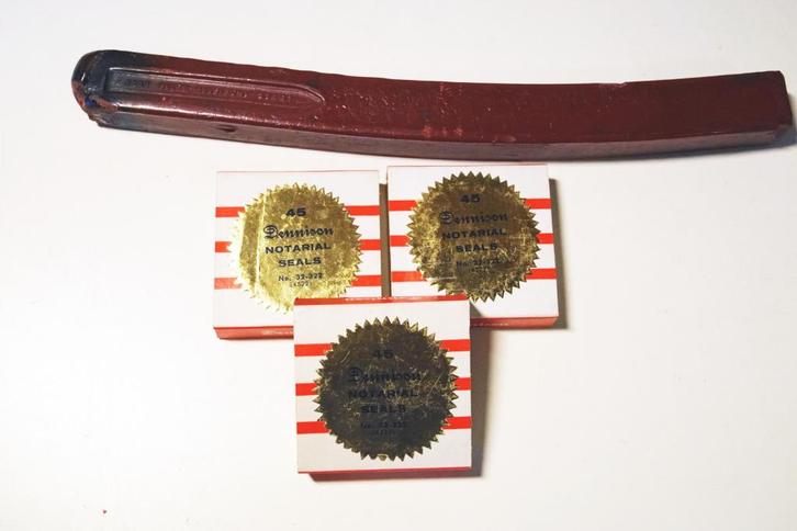 Dennison Notarial Seals No. 32-322 + zegellak stick, Antiek en Kunst, Curiosa en Brocante, Ophalen of Verzenden