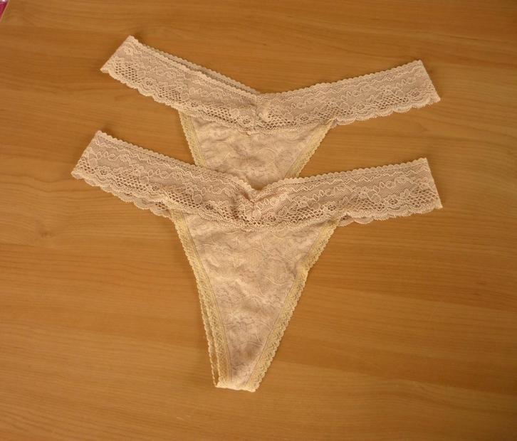 Set van 2 huidskleurige kanten strings van Hunkemöller Mt M, Kleding | Dames, Ondergoed en Lingerie, Ophalen of Verzenden