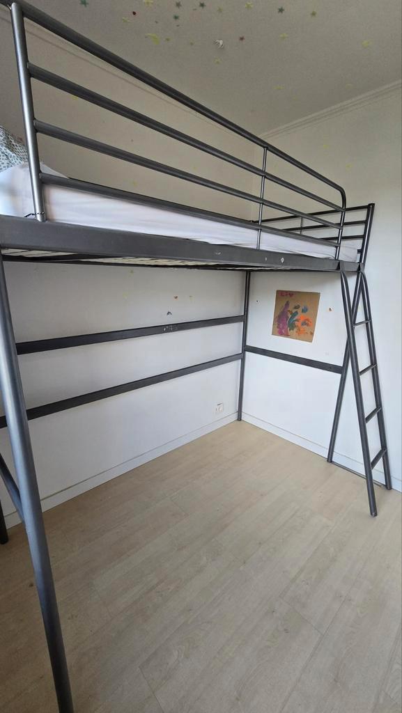 Metaalgrijze hoogslaper met bureaublad (niet op foto), Huis en Inrichting, Slaapkamer | Stapelbedden en Hoogslapers, Zo goed als nieuw
