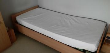 Bed 1 persoon met matras en lattenbodem beschikbaar voor biedingen