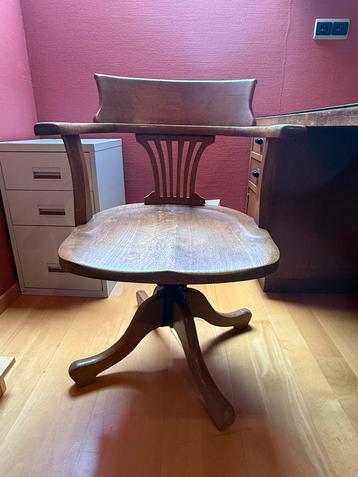 Antieke bureaustoel beschikbaar voor biedingen