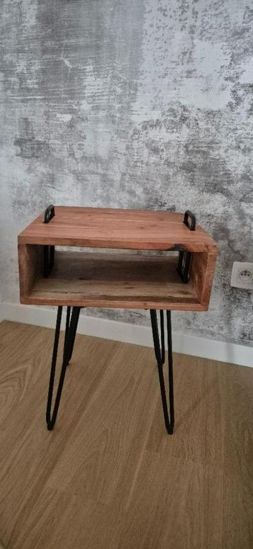 2 nachttafels - eikenhout beschikbaar voor biedingen