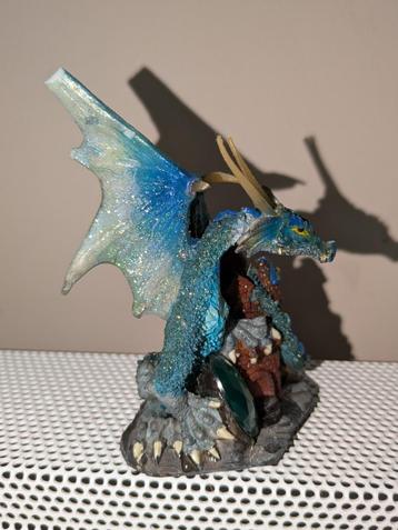 Drakenbeeldje met kasteel beschikbaar voor biedingen