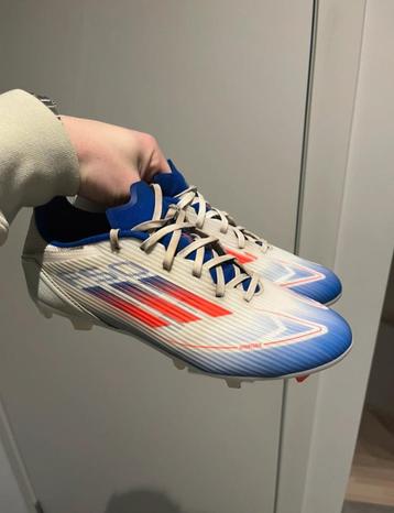 Voetbalschoenen beschikbaar voor biedingen
