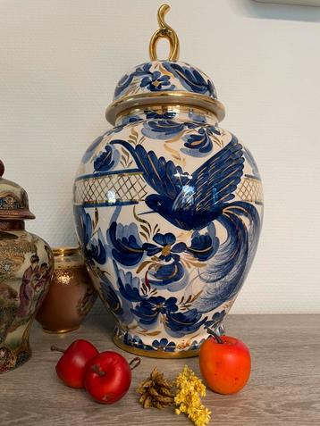 dekselvaas van Hubert Bequet uit Quaregnon, België. beschikbaar voor biedingen