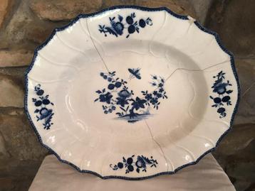 Grote antieke ovale schaal in Doornik-porselein. beschikbaar voor biedingen