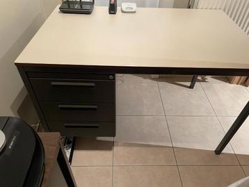 Donkerbruin bureau met beige blad, Huis en Inrichting, Bureaus, Ophalen, Gebruikt, Bureau