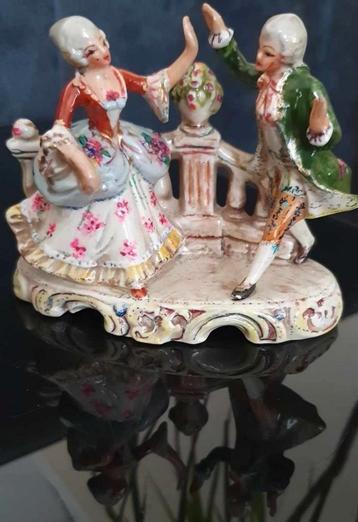 Antieke Dresden Handbeschilderde beeld.

 beschikbaar voor biedingen