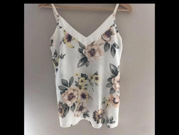 Top met bloemen beschikbaar voor biedingen