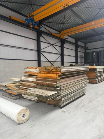 Groot lot sandwichpanelen (verschillende maten en diktes) beschikbaar voor biedingen