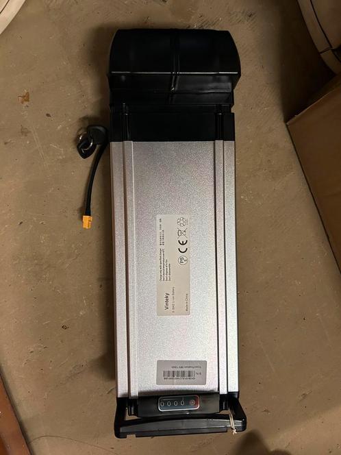 Nieuwe 36V e-bike batterij accu met houder en lader, Fietsen en Brommers, Fietsaccessoires | Fietsaccu's, Nieuw, Ophalen of Verzenden