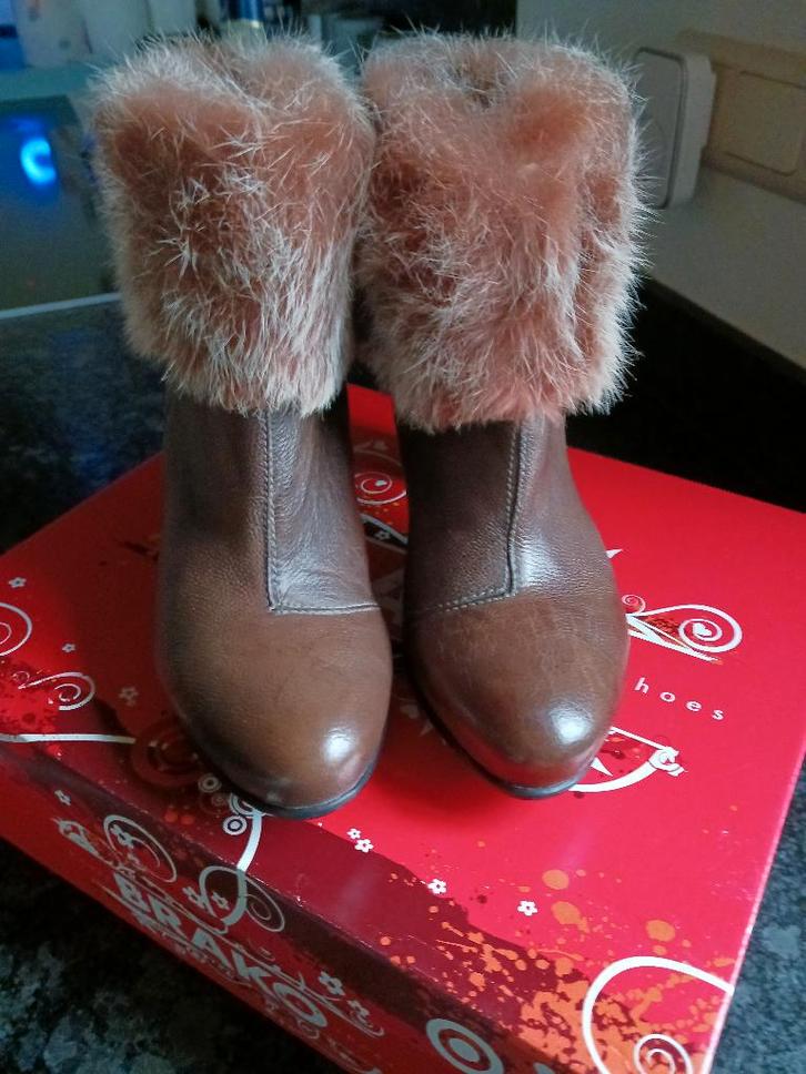 Nouvelles bottes en cuir avec finition en fourrure véritable, Vêtements | Femmes, Chaussures, Neuf, Boots et Botinnes, Brun, Enlèvement