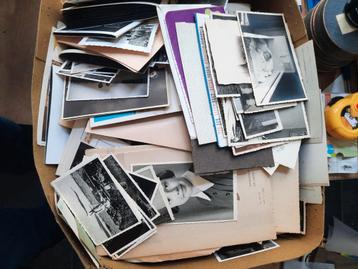 Doos vol oude foto's 1920 - 1950 beschikbaar voor biedingen