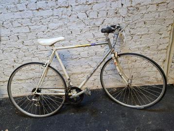 Leuke vintage koersfiets te koop met recht stuur beschikbaar voor biedingen