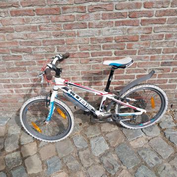 Kinderfietsje met werk aan beschikbaar voor biedingen
