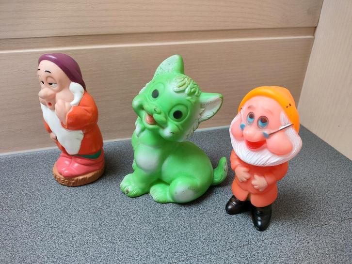 2 x kabouters Disney (oa Sleepy) en groen hondje met piep., Verzamelen, Poppetjes en Figuurtjes, Gebruikt, Ophalen of Verzenden