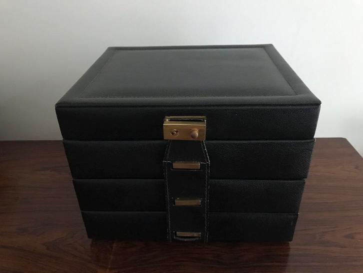 Le Tanneur juwelendoos juwelenkoffer zwart rood fluweel, Handtassen en Accessoires, Beautycases, Gebruikt, Hardcase, Zwart, Ophalen of Verzenden