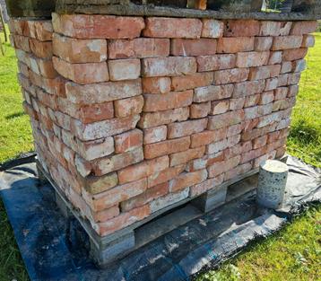 Halve pallet oude Beerse gevelstenen van Vandemoortel beschikbaar voor biedingen