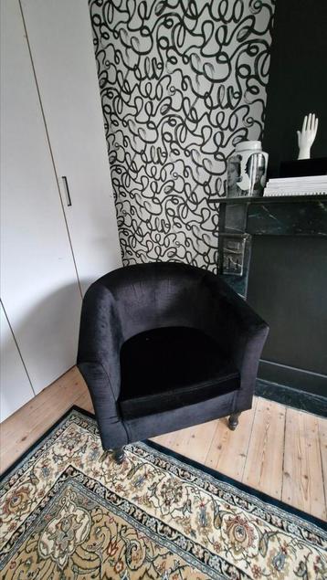 Zwart fluwelen fauteuil beschikbaar voor biedingen