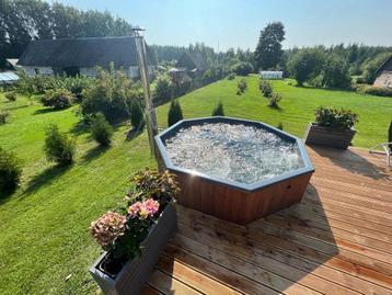 NIEUW: HOTTUB DELUX 240 | 240 X 240 CM beschikbaar voor biedingen