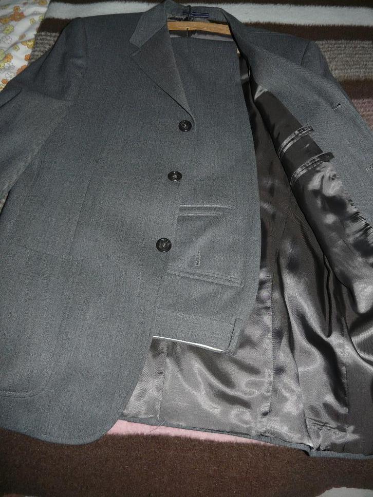 Costume pour homme, couleur grise, design Michelli, taille M, Vêtements | Hommes, Costumes & Vestes, Comme neuf, Taille 48/50 (M)